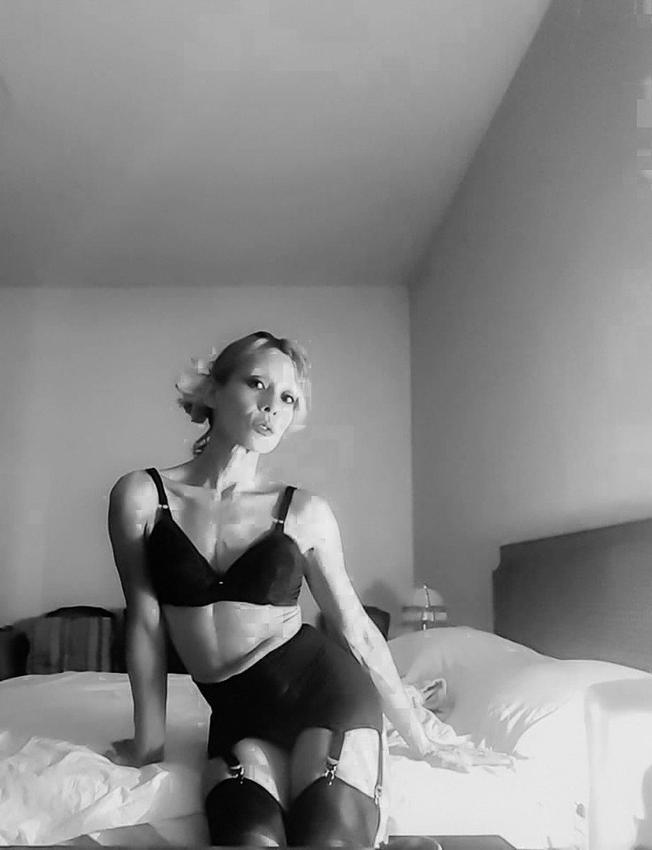 Vava Venezia Miss Selfie Self Portraits