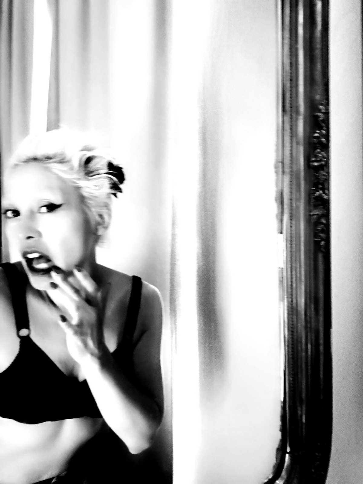 Vava Venezia Miss Selfie Self Portraits