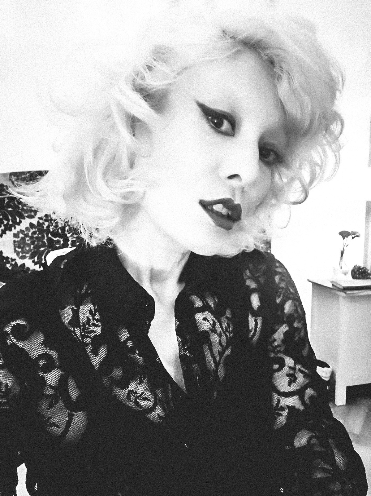 Vava Venezia Miss Selfie Self Portraits