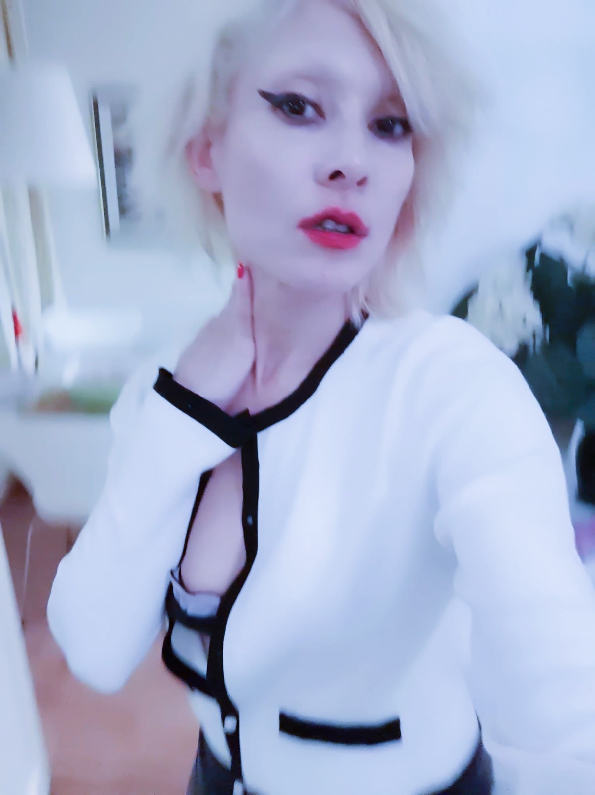 Vava Venezia Miss Selfie Self Portraits